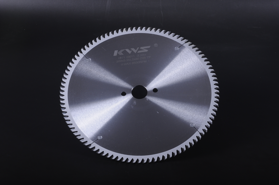 How to reduce the noise of saw blade cutting