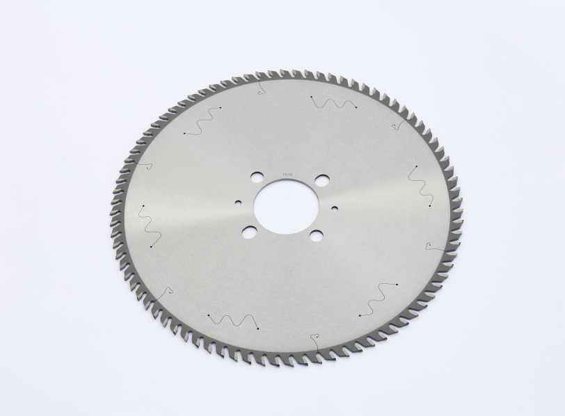 How to reduce the noise of saw blade cutting