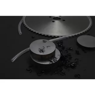 Can a saw blade still be used if some teeth are damaged?