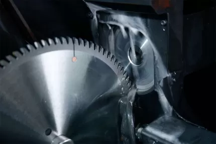 How many steps are required to resharpen a saw blade?